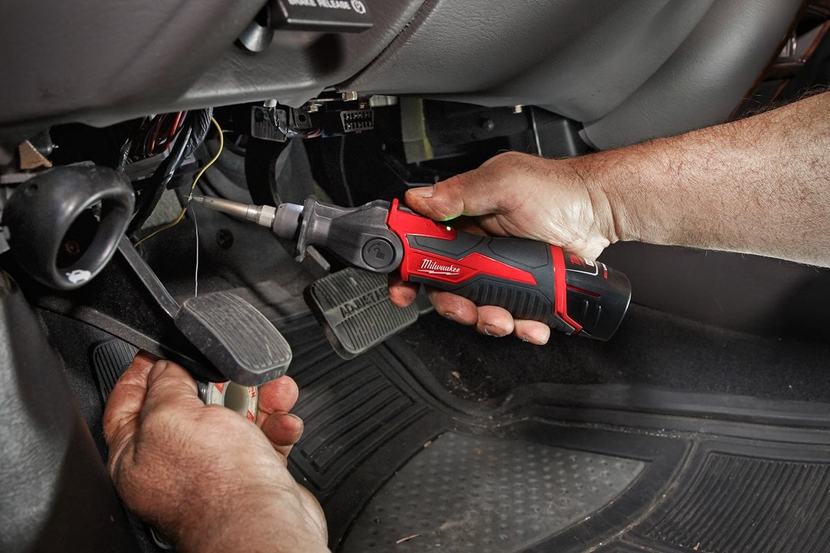 Milwaukee M12 SI-0 pri delu