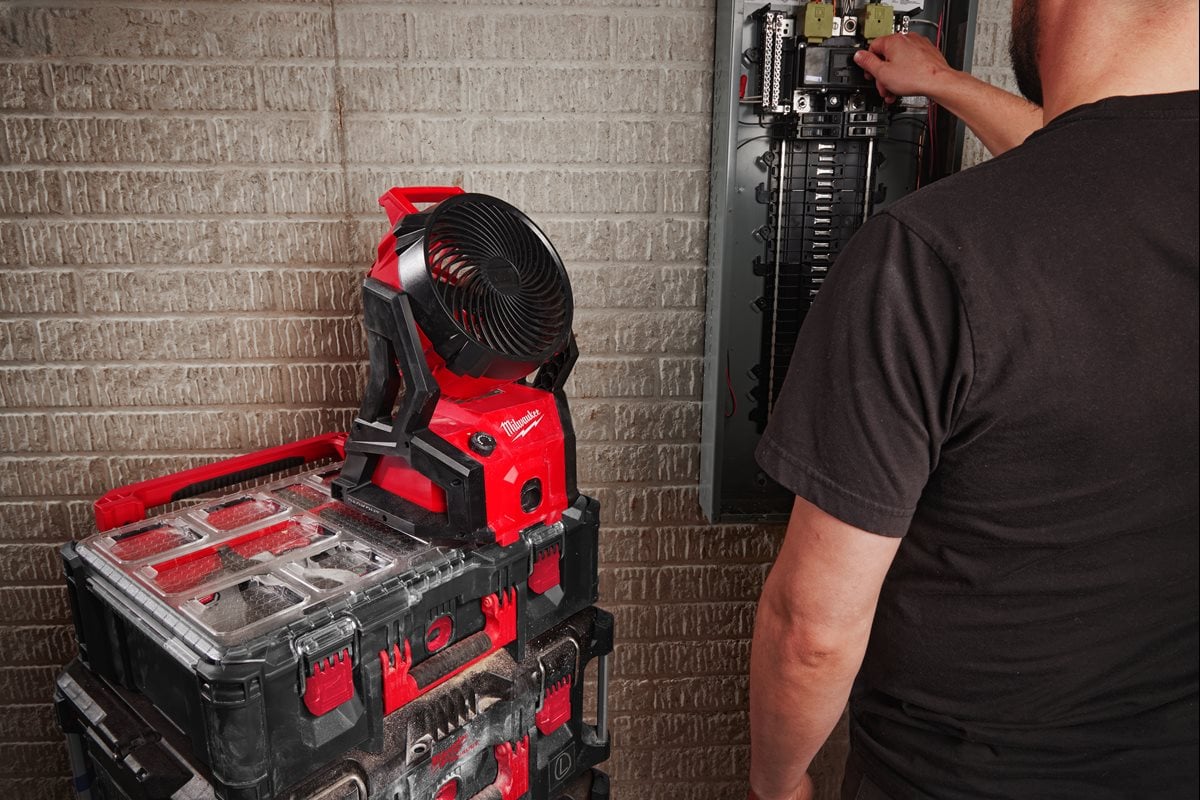 Milwaukee M18 AFG2-0 pri delu