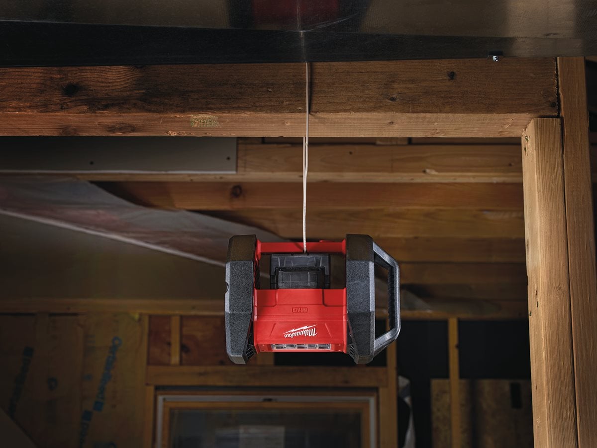 Milwaukee M18 AL-0 pri delu