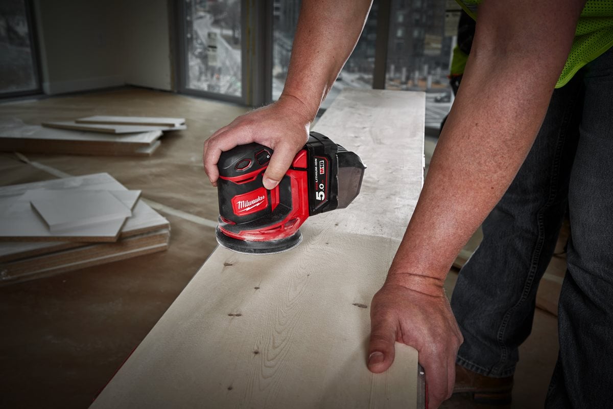 Milwaukee M18 BOS125-502B pri delu