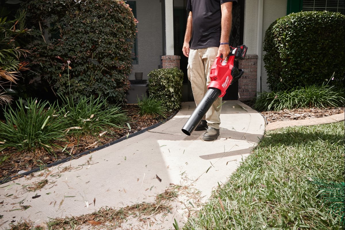 Milwaukee M18 F2BL-0 pri delu
