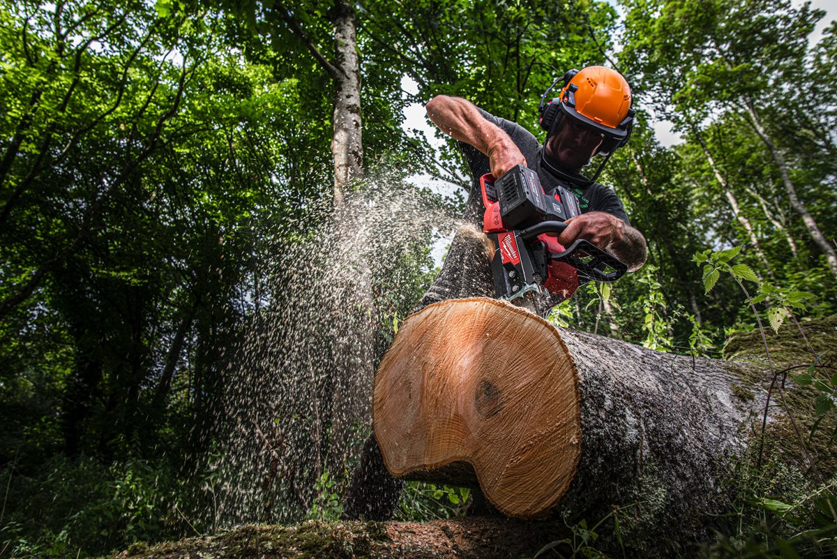 verižna žaga 50 cm na dva akumulatorja Milwaukee