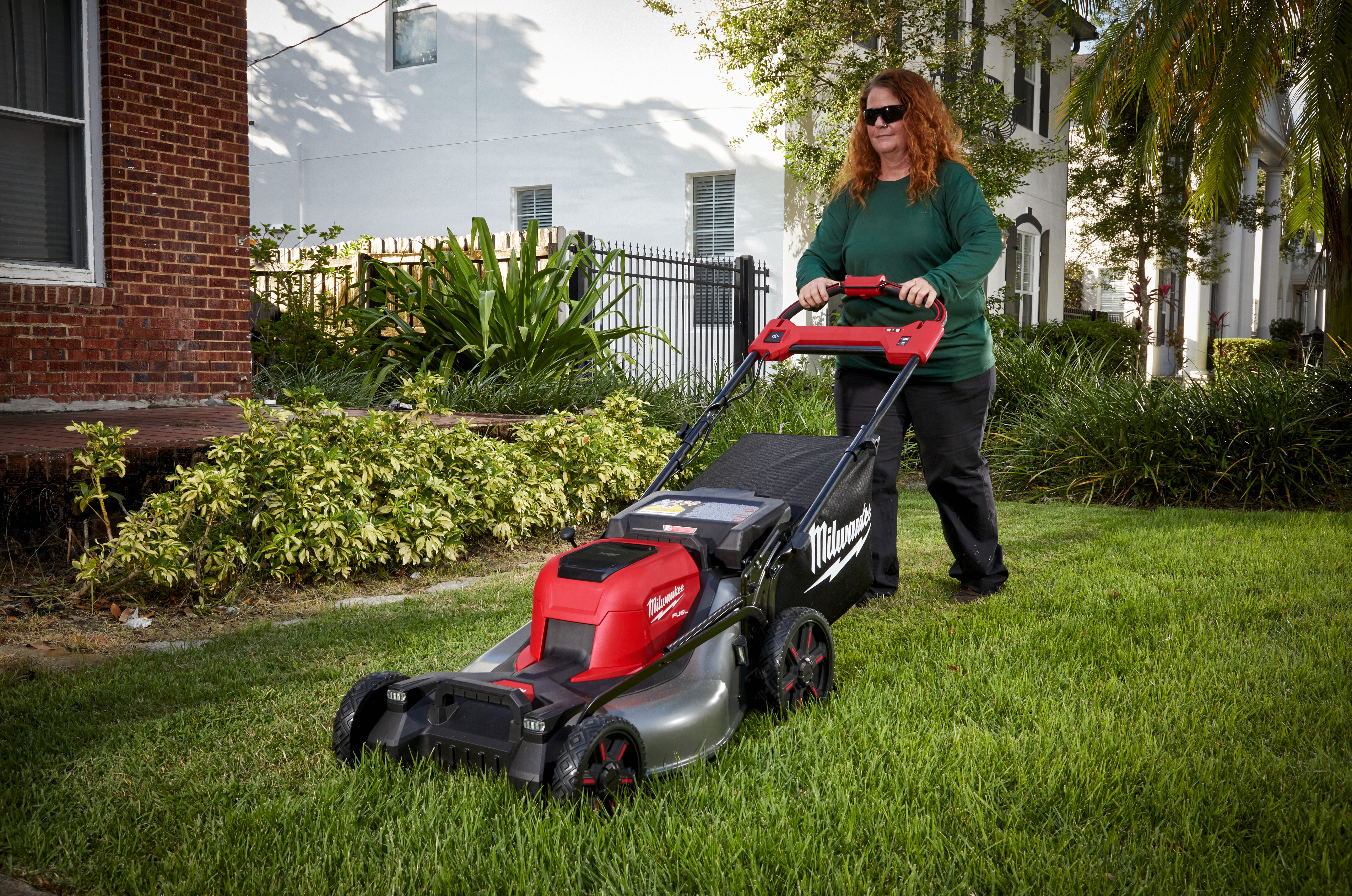 M18 FUEL Dual Battery Self propelled Lawn Mower 53 Cm Lawn Mowing Milwaukee Tool EU