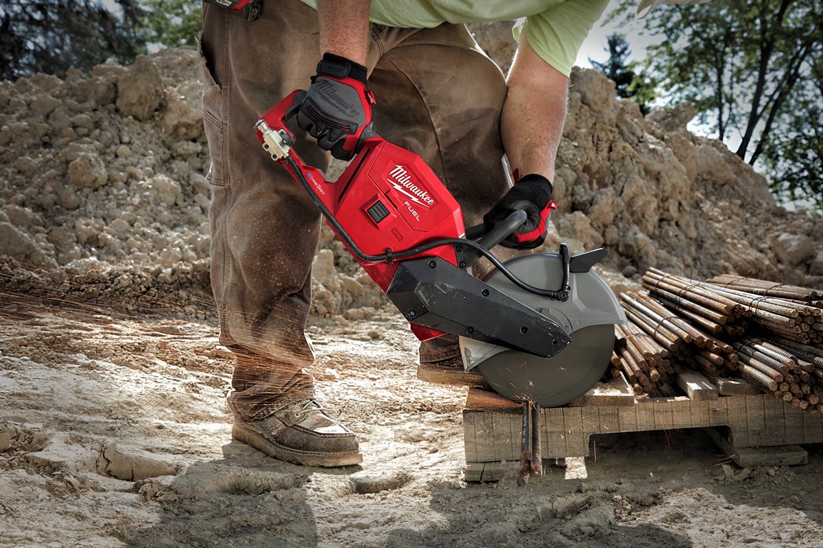 Milwaukee M18 FCOS230-0 pri delu