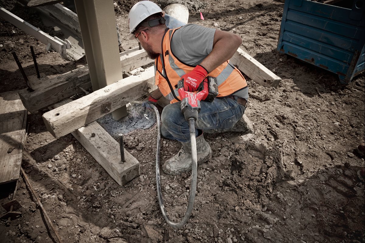 Milwaukee M18 FCVN24-551 pri delu