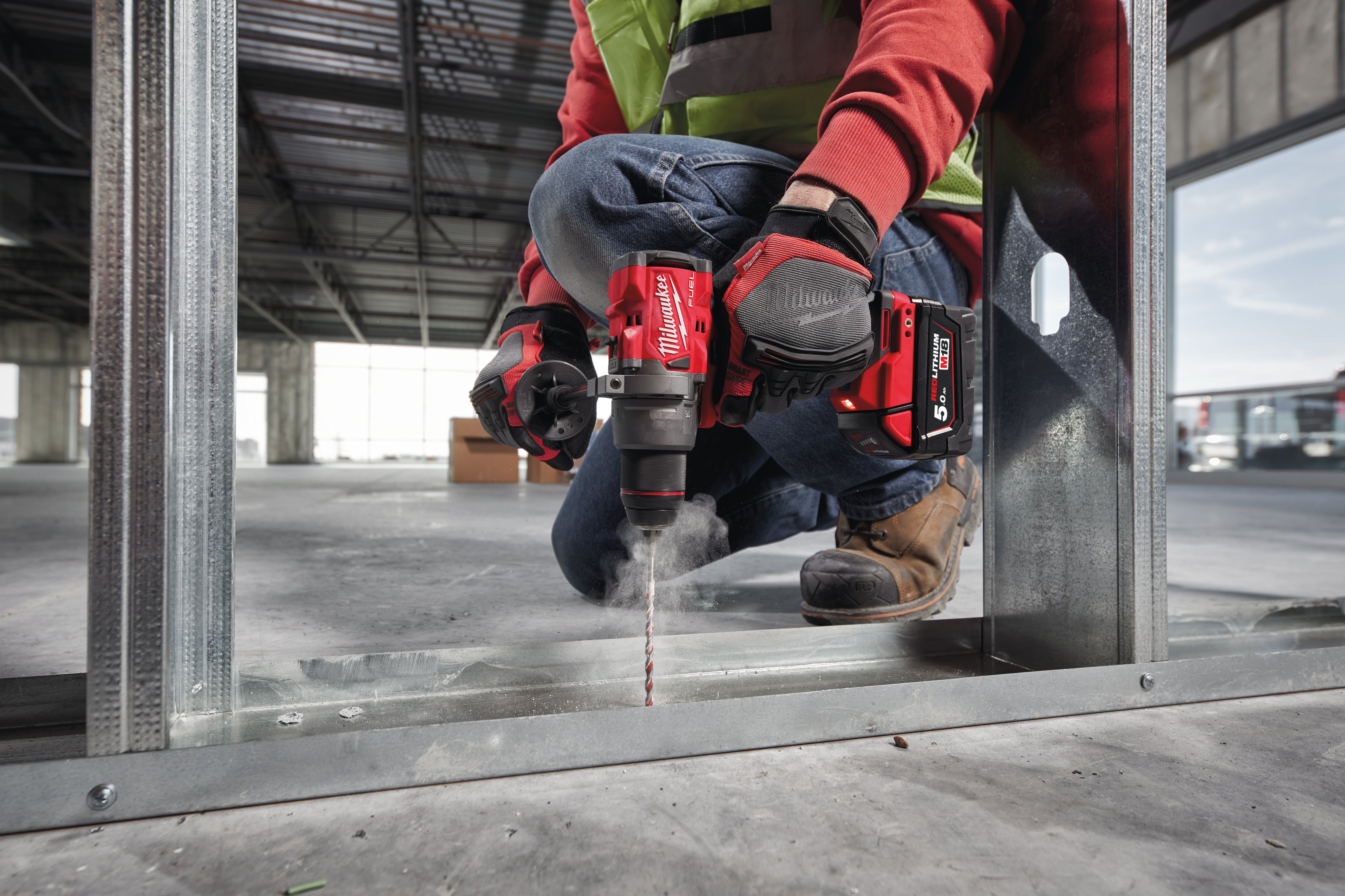 Vakman werkt met een Milwaukee M18 FUEL accu-boormachine op de werf