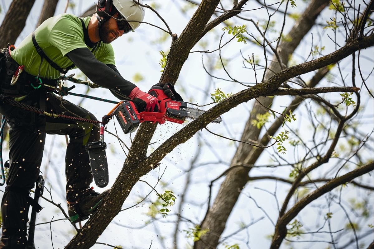 Milwaukee M18 FHS20-552 pri delu