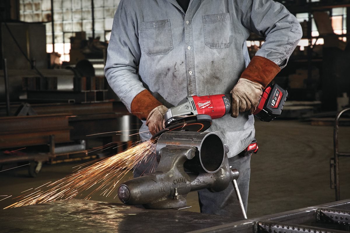 Milwaukee M18 FLAG230XPDB-121C pri delu