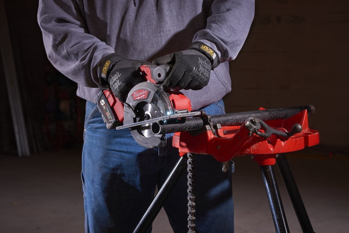 Milwaukee M18 FMCS-0 pri delu