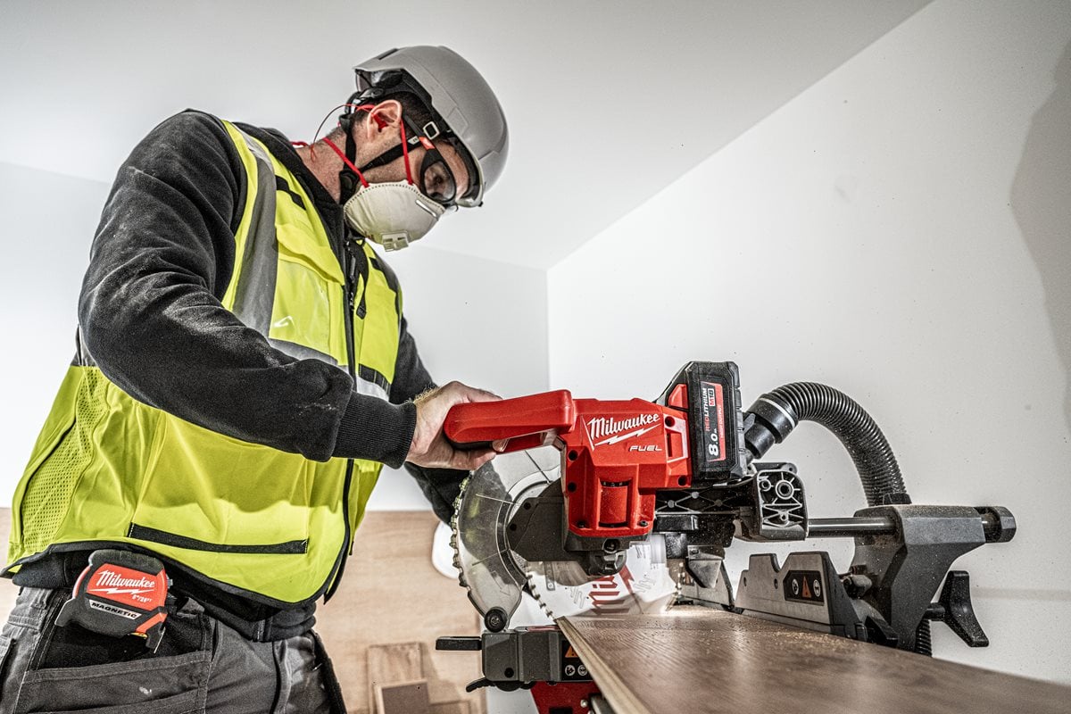 Milwaukee M18 FMS190-0 pri delu