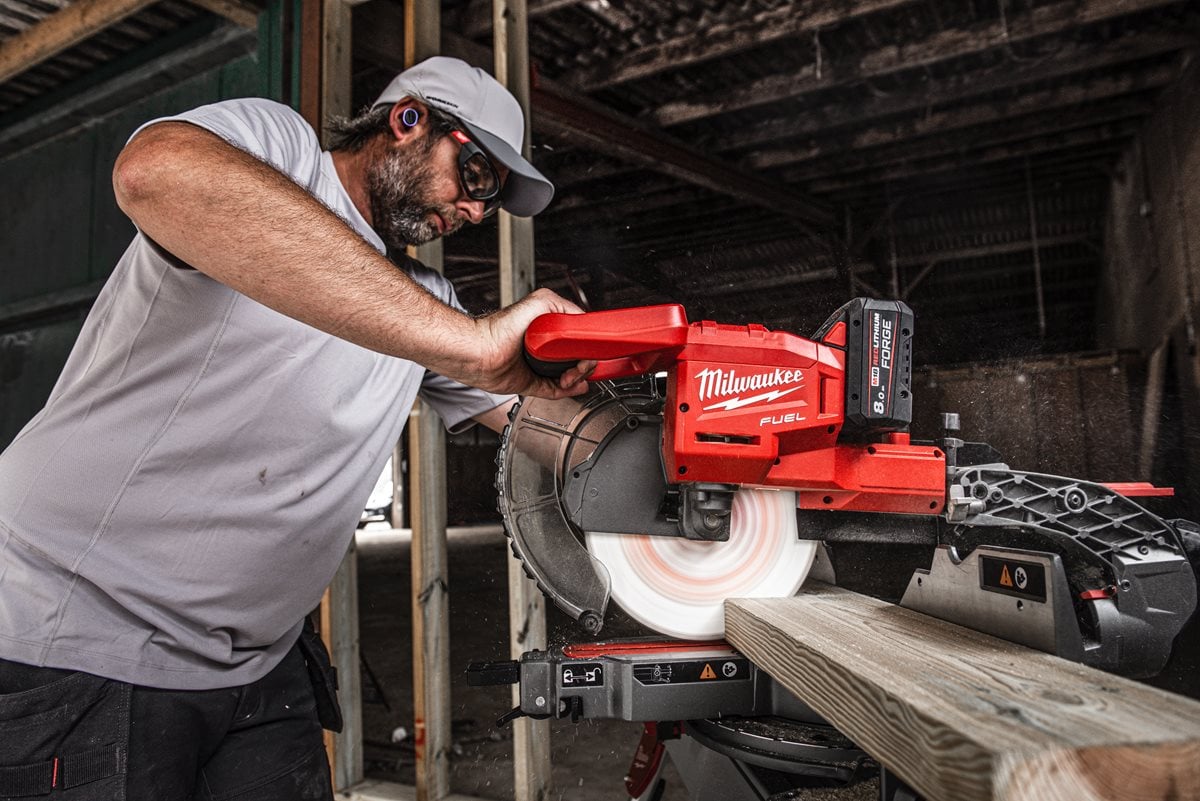 Milwaukee M18 FMS254-0 pri delu