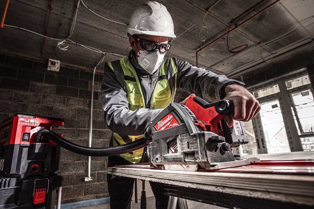 Milwaukee M18 FPS55-0P pri delu