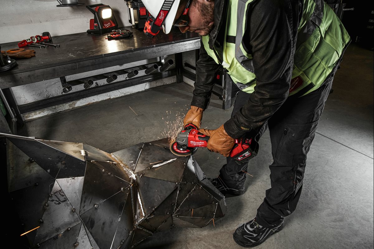 Milwaukee M18 FSAG-125 XB-502X 125 milimetrski kotni brusilnik pri delu