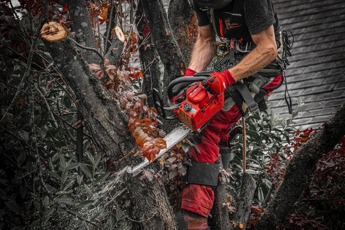 Milwaukee M18 FTHCHS30-802 pri delu