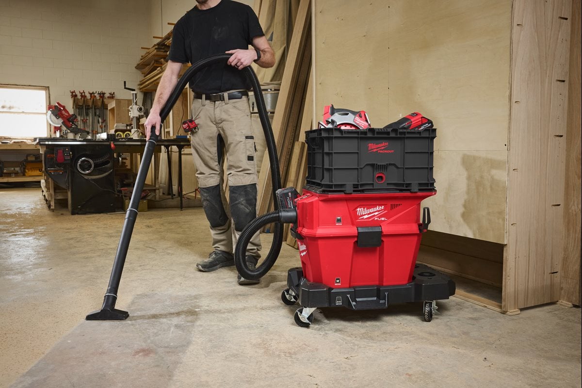 Milwaukee M18 FVC23L-0 pri delu