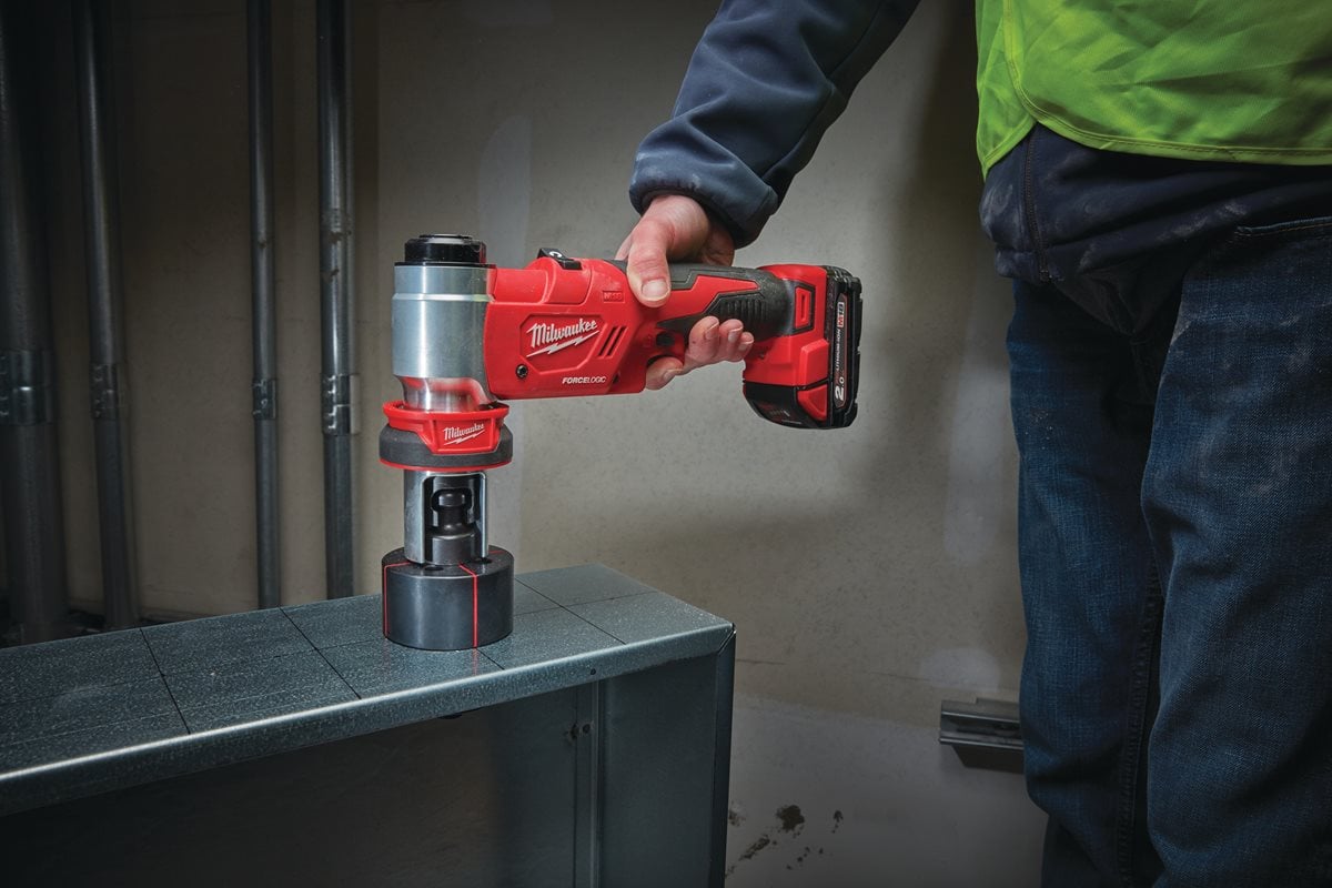 Milwaukee M18 HKP-201C pri delu