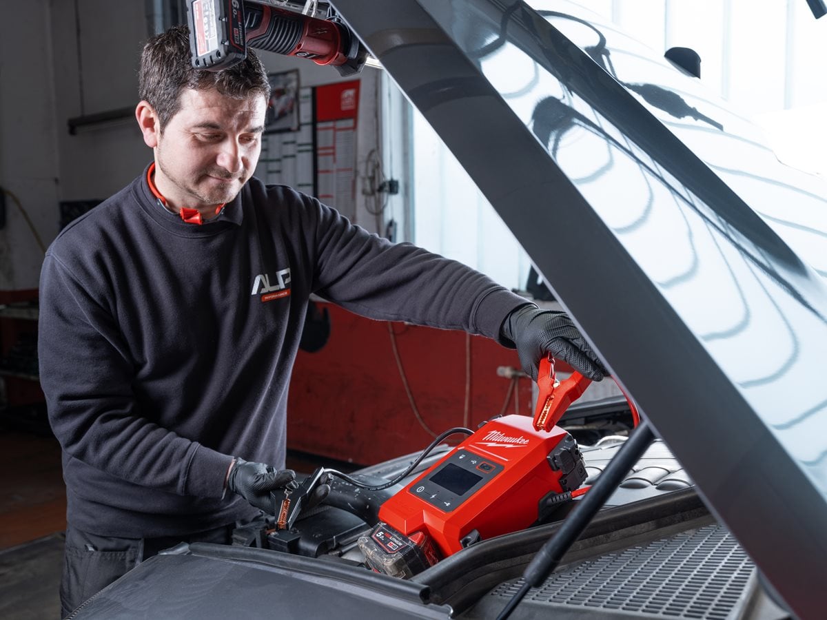 Milwaukee M18 JS2000-0 pri delu