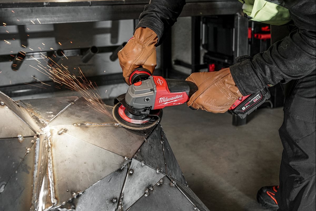 Milwaukee M18 ONEFSAG-125 XPDB-502X ONE-KEY 125 milimetrski kotni brusilnik pri delu