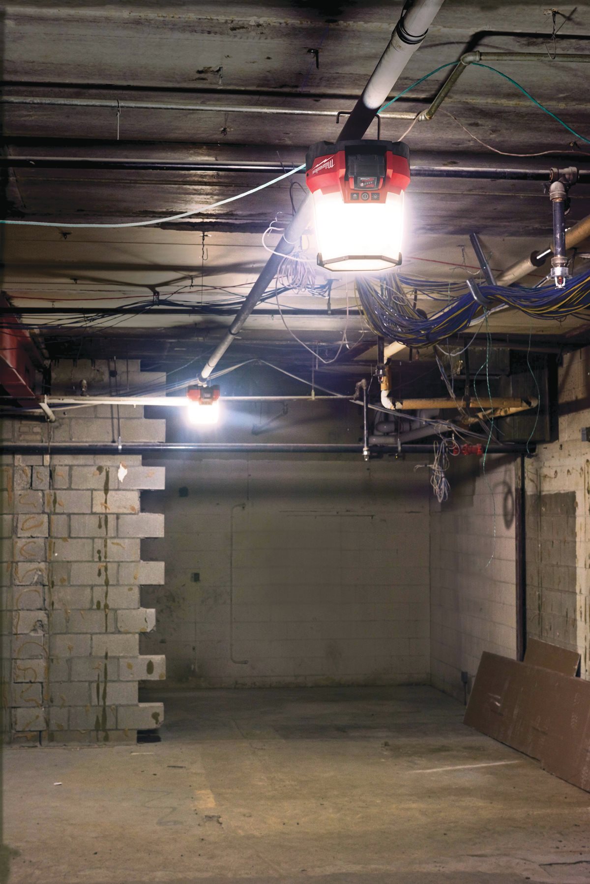 kompaktna delovna LED svetilka Milwaukee