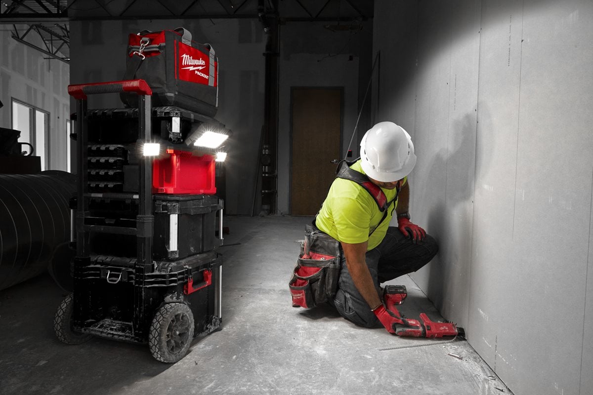 PACKOUT reflektorska svetilka z integriranim polnilcem Milwaukee