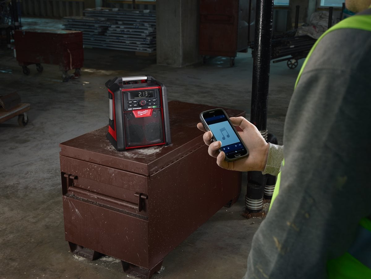 radio bluetooth s polnilcem M18