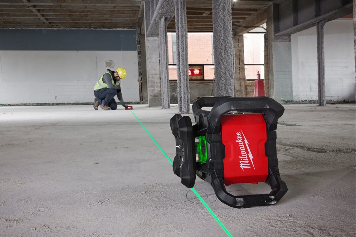Milwaukee M18 RLOHVG300-501C pri delu
