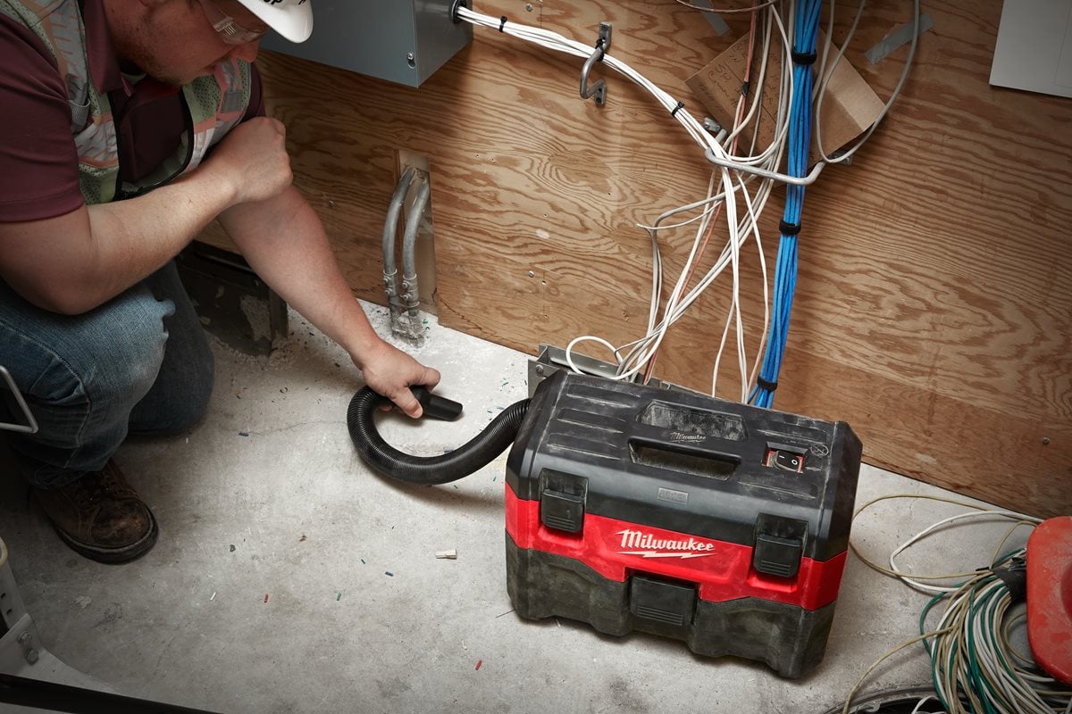 Milwaukee M18 VC2-0 pri delu