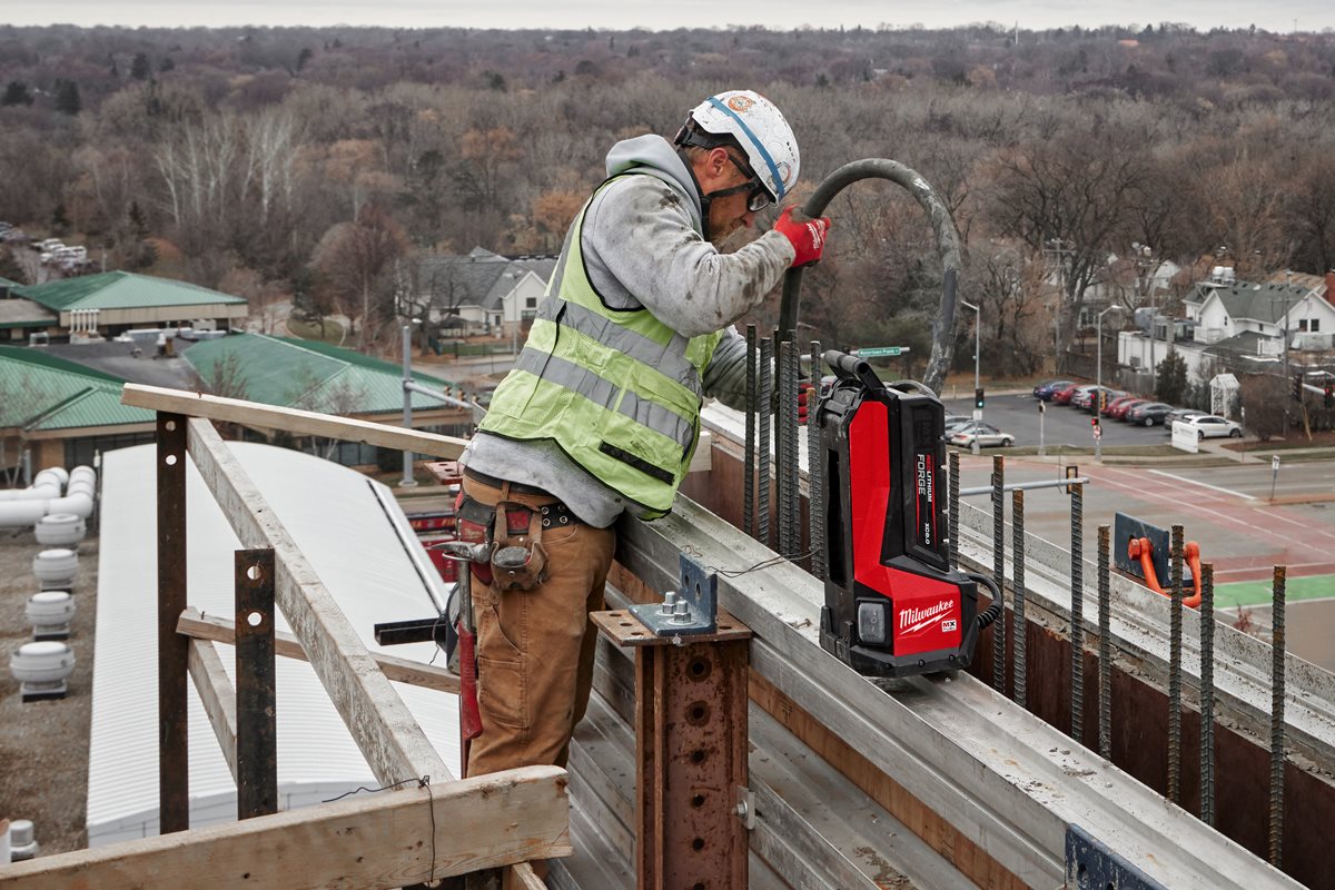 Milwaukee MX Fuel CVHF-802 Visokofrekvenčni vibrator za beton pri delu