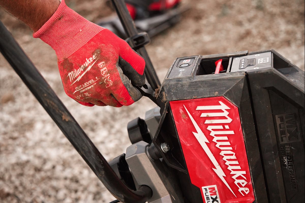 Milwaukee MX Fuel PSC-302 Akumulatorski vibracijski ravnalec betona pri delu