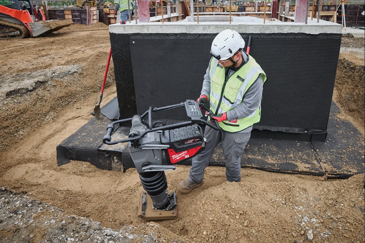 Milwaukee MX Fuel RAM60-122 Akumulatorski teptalec pri delu