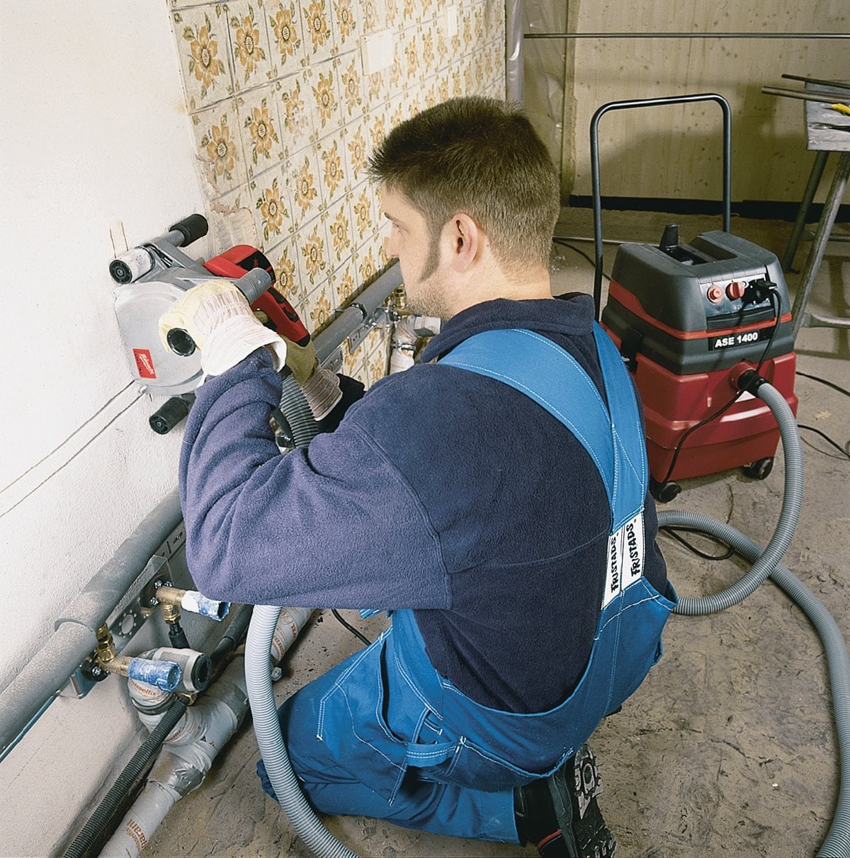 Milwaukee WCS 45 pri delu